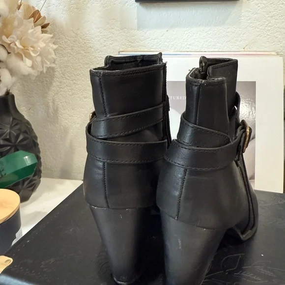 TOP Moda Black Ankle Booties with Chunky Heel - Picture 2 of 6